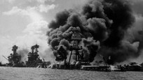 USS Arizona během útoku na Pearl Harbor