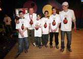 Nova pomáhá - Karel Voříšek se svým bowlingovým týmem